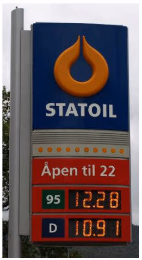 Prisskilt på bensinstasjon med literpris 12,28 for 95 og 10,91 for D
