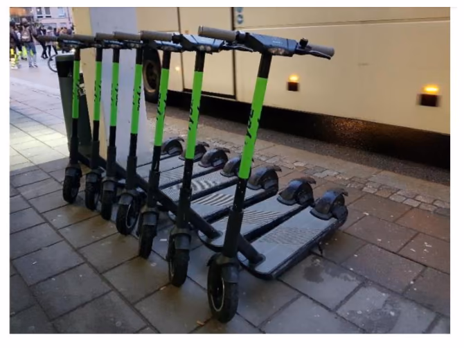 El-sparkesykler parkert på fortau