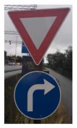 Vikepliktskilt og skilt for påbudt kjøreretning på samme stolpe