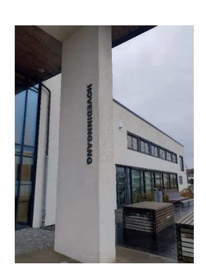 Betongsøyle ved HOVEDINNGANG