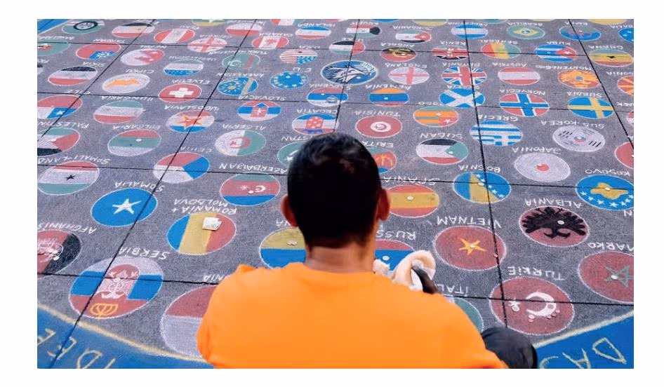 Gatekunstner lager kunstverk av fliser. Kilde: Pixabay