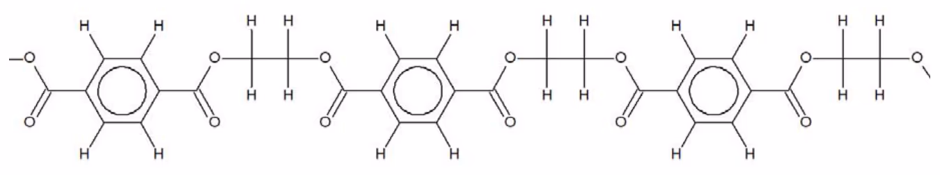Utsnitt av polymerkjede med benzenringer, karbonylgrupper, oksygenatomer og CH2–CH2-enheter